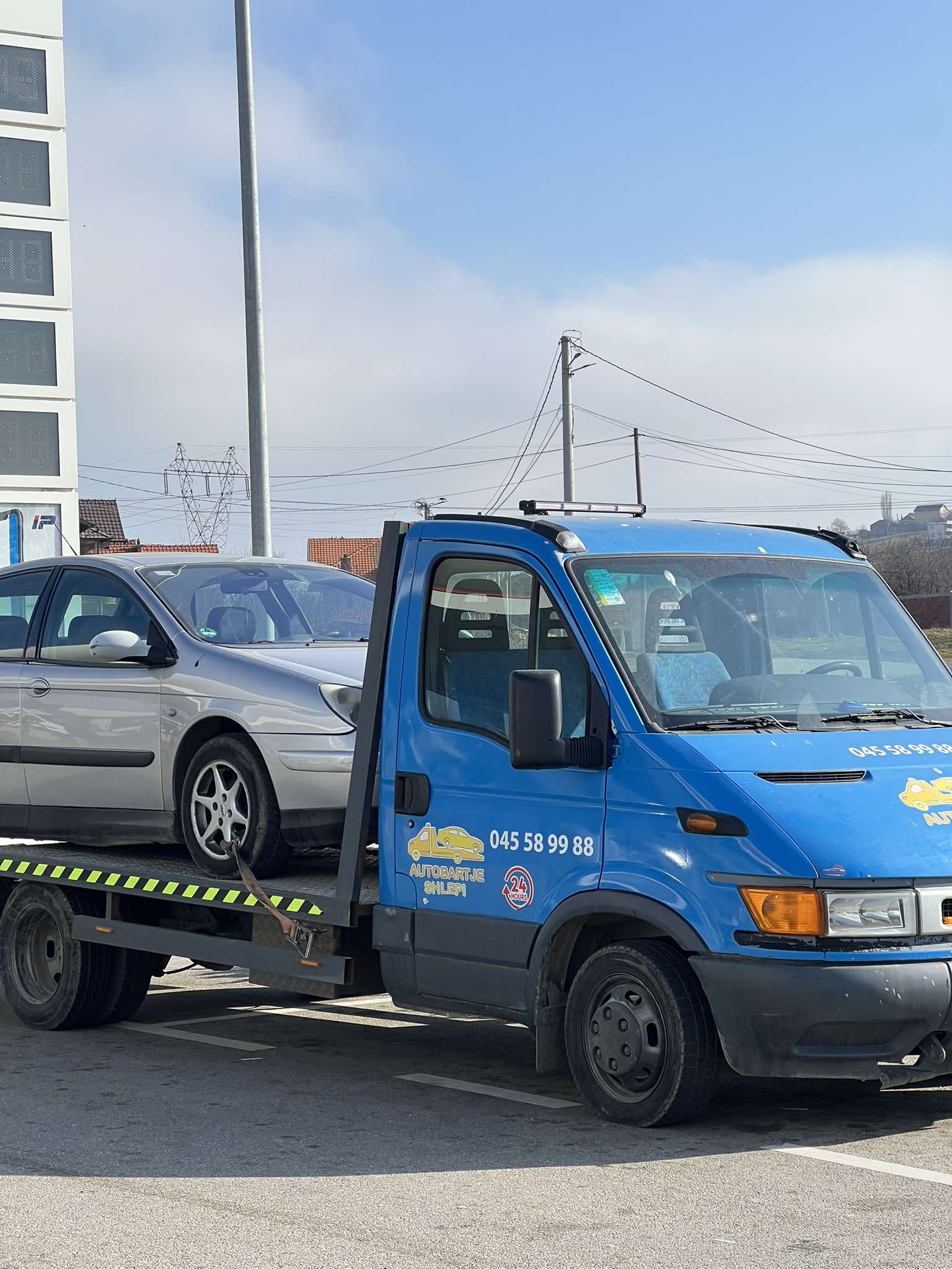 Autobartje për makina të dëmtuara Shërbim autobartje në defekt